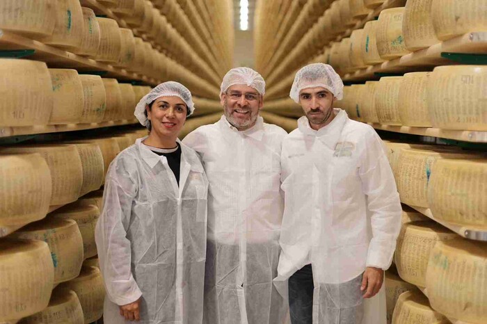 Bedolla, productores de queso Cotija y Parmigiano Reggiano forjan alianza en Italia