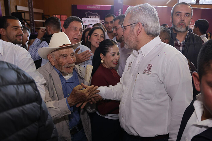 Bedolla realiza audiencia pública y entrega obra en Tingüindín