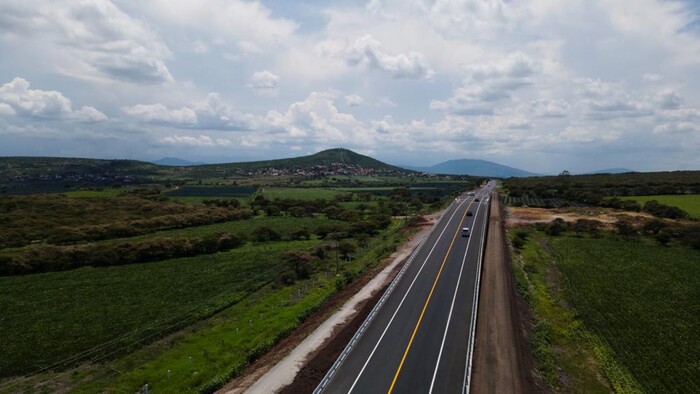 Bedolla solicita apoyo de SCT para mejorar 2 mil 200 km de carreteras federales