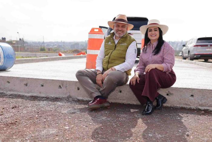 Bedolla supervisa obra de concreto hidráulico en av. Amalia Solórzano; durará más de 5 décadas