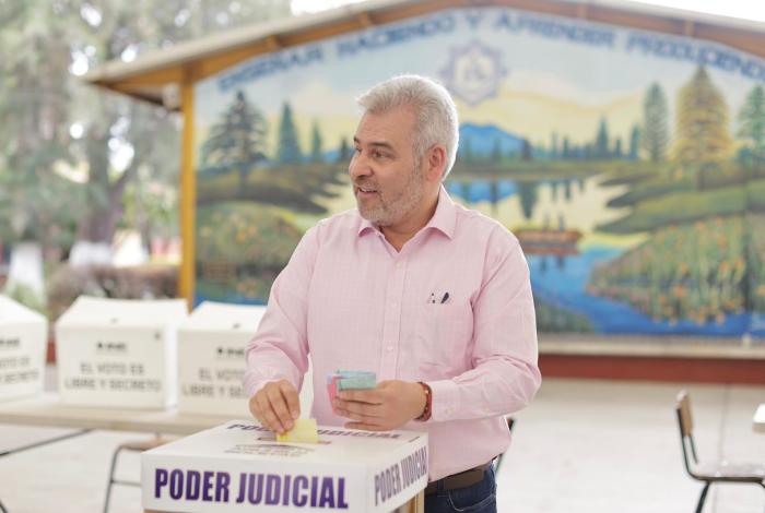 Bedolla vota y llama a votar en históricas elecciones judiciales