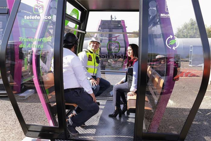 Bedolla y Butanda presumen llegada de primeras cabinas del teleférico a Morelia; obra va al 48%, informan