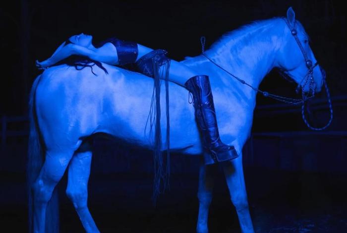 Belinda revela portada de su nuevo álbum INDÓMITA y sus colaboradores