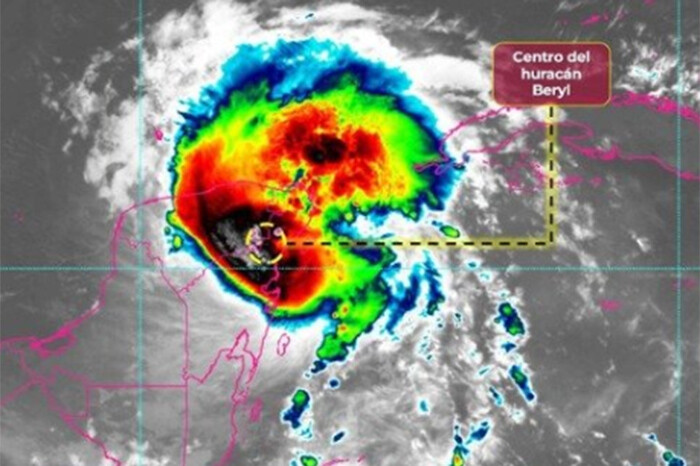 Beryl toca tierra de Quintana Roo, la madrugada de este viernes, como categoría 2