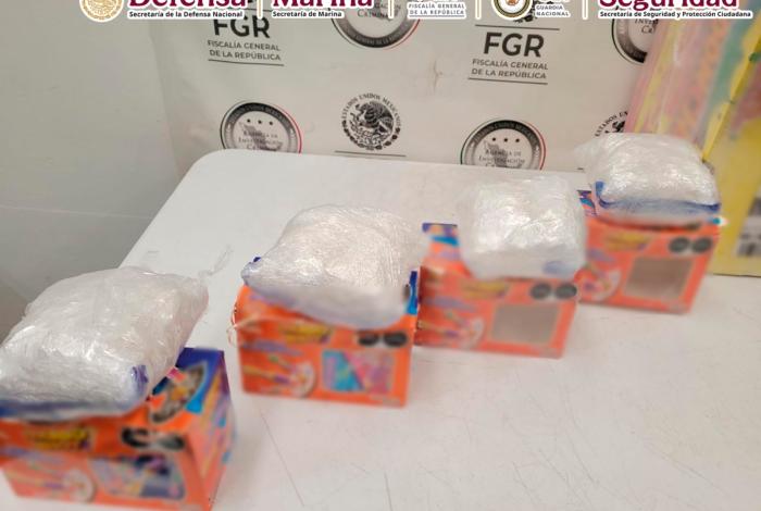 Binomio canino encuentra dos kg de dr0gas en envolturas de dulces, en Morelia