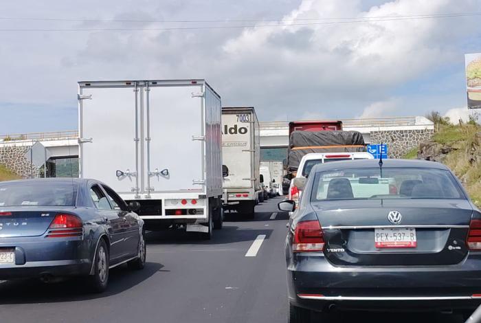 Bloqu3os provocan largas filas en carreteras de Michoacán