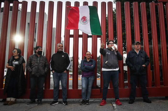 Bloquean acceso a Cámara de Diputados durante discusión de Reforma Judicial