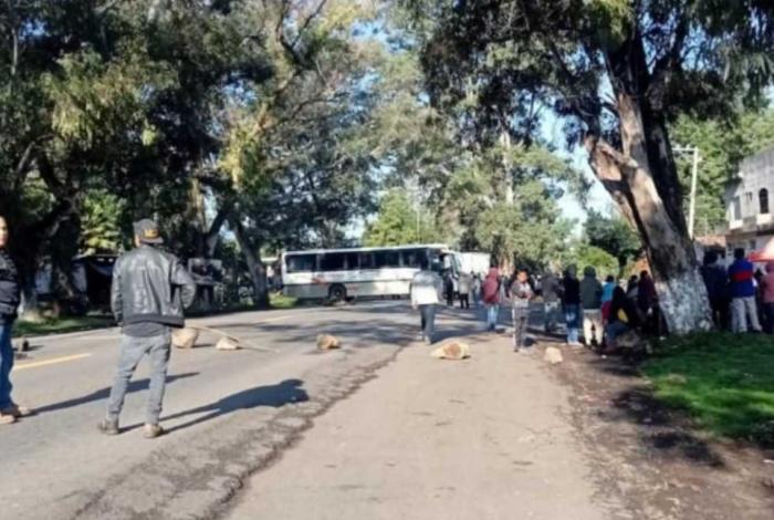 Bloquean carretera Carapan-Zamora; exigen presupuesto directo