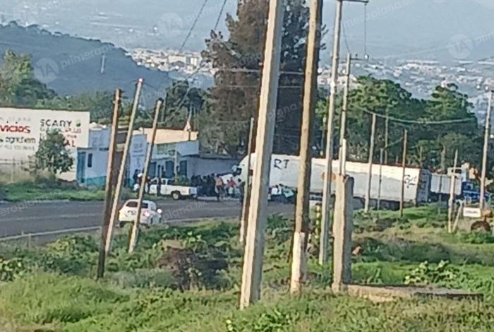 Bloquean carretera en Los Reyes; exigen reanudación de reencarpetamiento