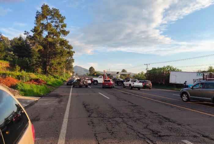 Bloquean carretera en Opopeo, para exigir aparición de un hombre