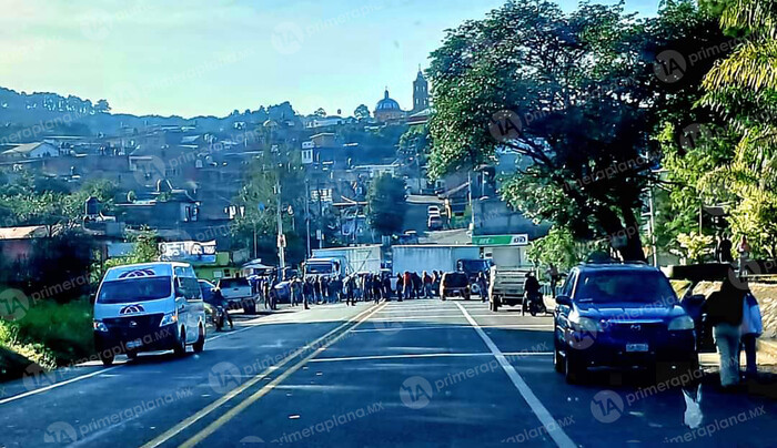 Bloquean carretera Los Reyes-Zamora; exigen localizar con vida a José Luis