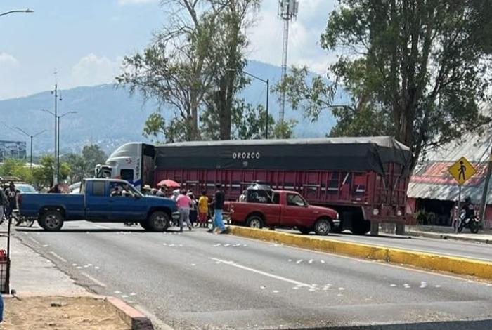 Bloquean el Boulevard Industrial de Uruapan; exigen liberen a dos detenidos