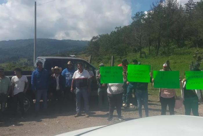 Bloquean en rechazo a consulta a mano alzada en San Miguel del Monte: exigen urnas