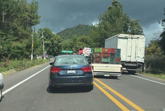 Bloquean la carretera Uruapan-Paracho; exigen búsqueda de dos desaparecidos