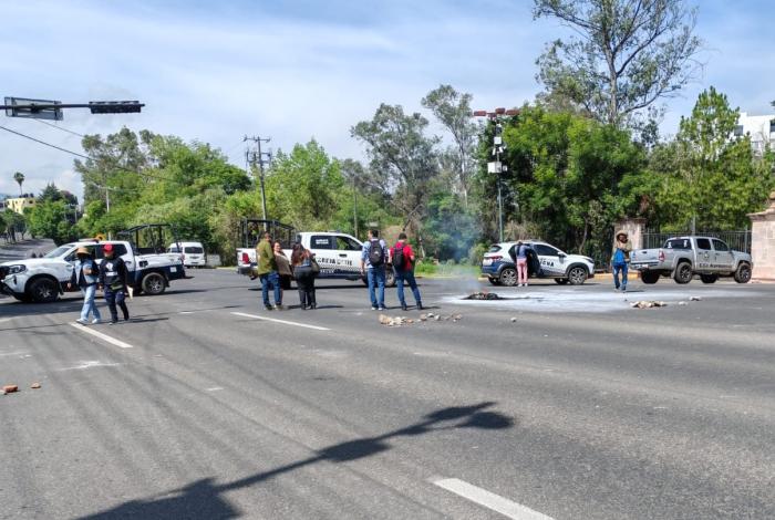 Bloquean Periférico, amagan y agreden comuneros a funcionario estatal