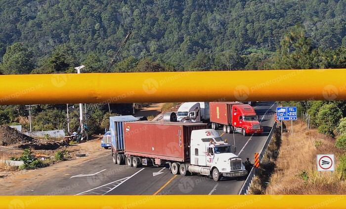 Bloqueo de Autopista Siglo XXI por segundo día; se extiende a carretera libre