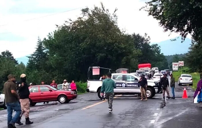 Bloqueos carreteros colapsan la Meseta Purhépecha en Michoacán