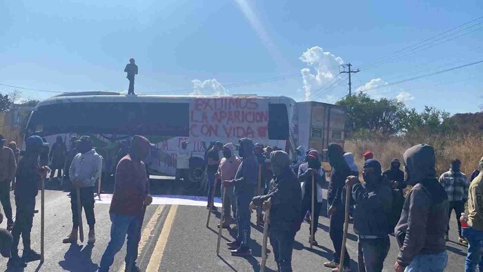 Bloqueos en Michoacán en exigencia por la aparición con vida de dos comuneros