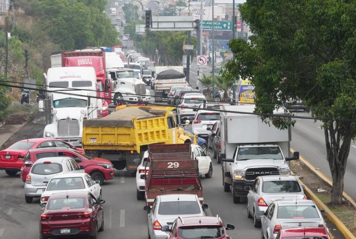 Bloqueos paralizan Morelia y desquician el tráfico
