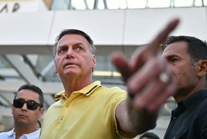 Bolsonaro dice que tiene "paranoia" por medicamentos y que estaba aluciando al quemar su tobillera electrónica