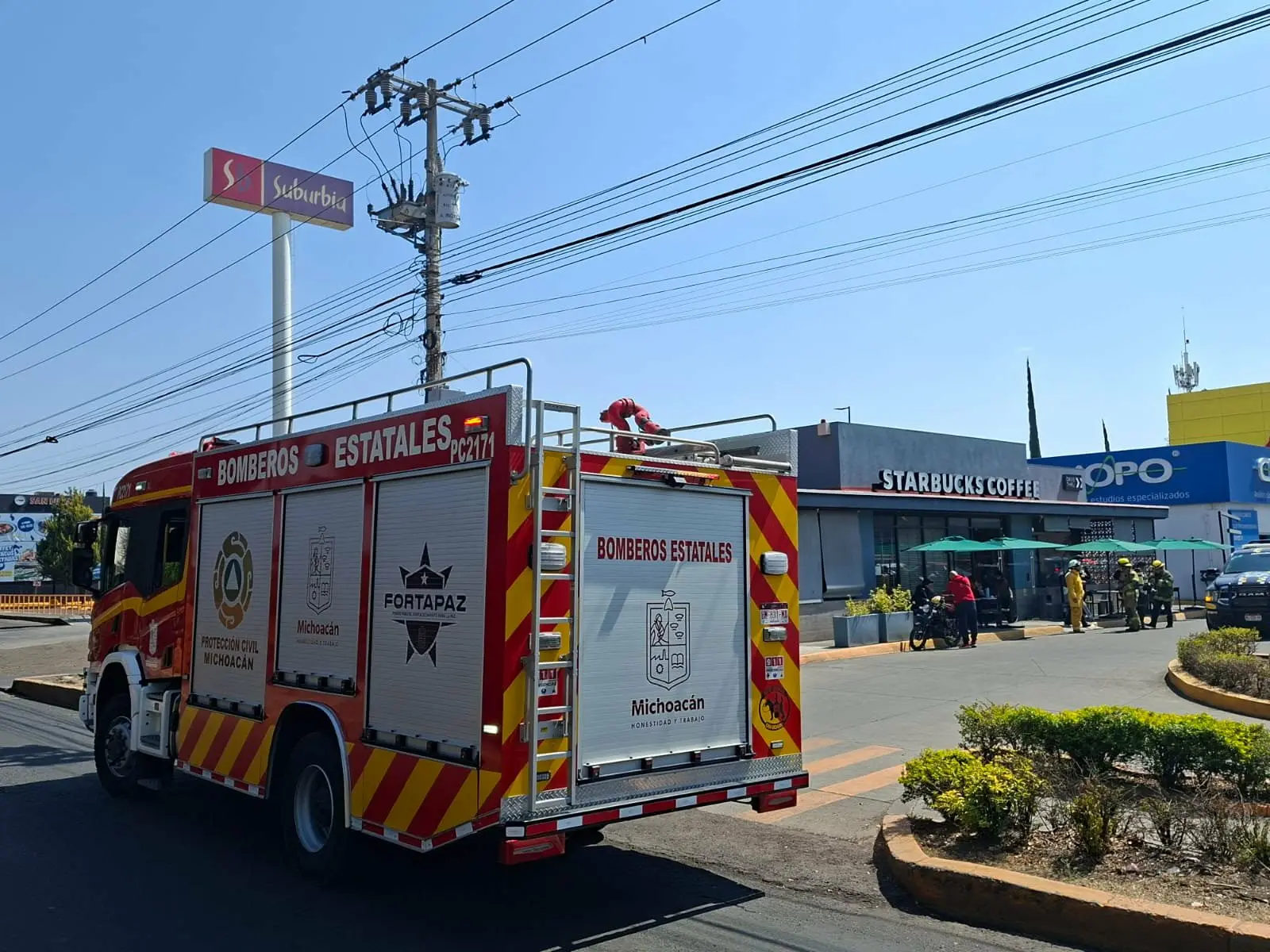 Bomberos atienden conato de incendio en Starbucks de La Huerta