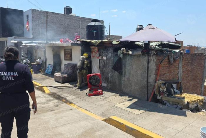 Bomberos atienden incendio en la Vicente Lombardo, en Morelia