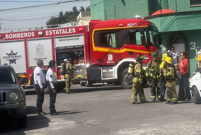 Bomberos atienden supuesta fuga de gas en Banco de Sangre, en Morelia