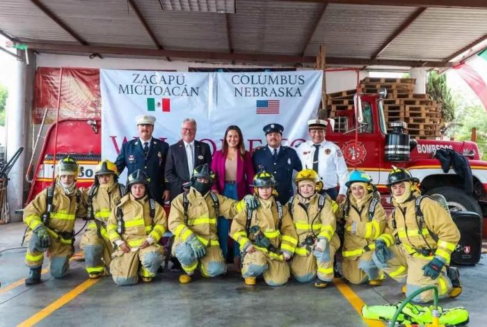 Bomberos de Zacapu reciben histórica entrega de uniformes y equipo: Mónica Valdez