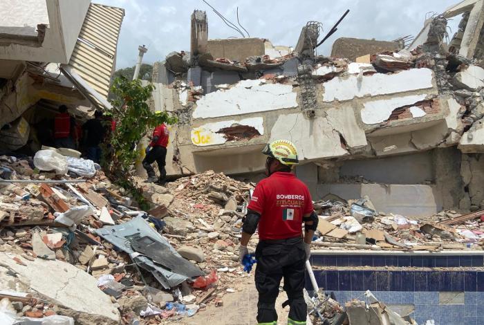 Bomberos de Zitácuaro regresan a México tras misión en Venezuela
