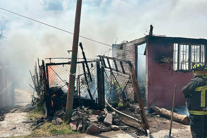 Bomberos estatales rescatan 3 perritos de un incendio de una casa, en Morelia