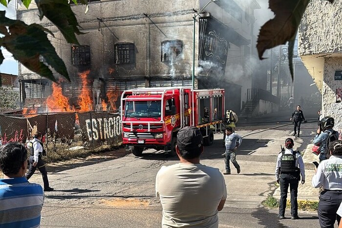 Bomberos Morelia combaten incendio en club nocturno Galaxxxies