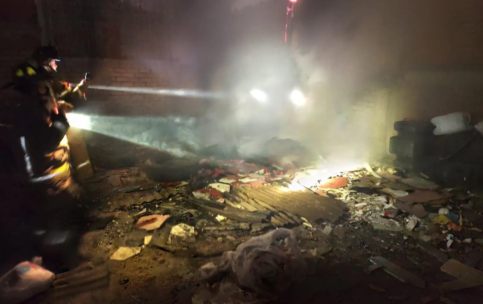 Bomberos Morelia controlan fuego en vivienda de la Leandro Valle