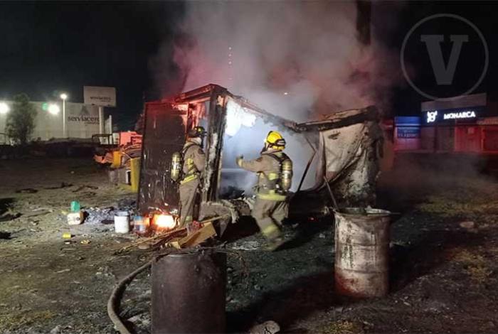 Bomberos Morelia sofocan incendio de dos cajas secas usadas como refugio por un vigilante