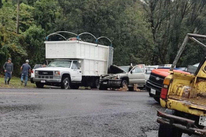 Bomberos rescatan a hombre prensado tras un accidente vehicular en la Uruapan-Pátzcuaro