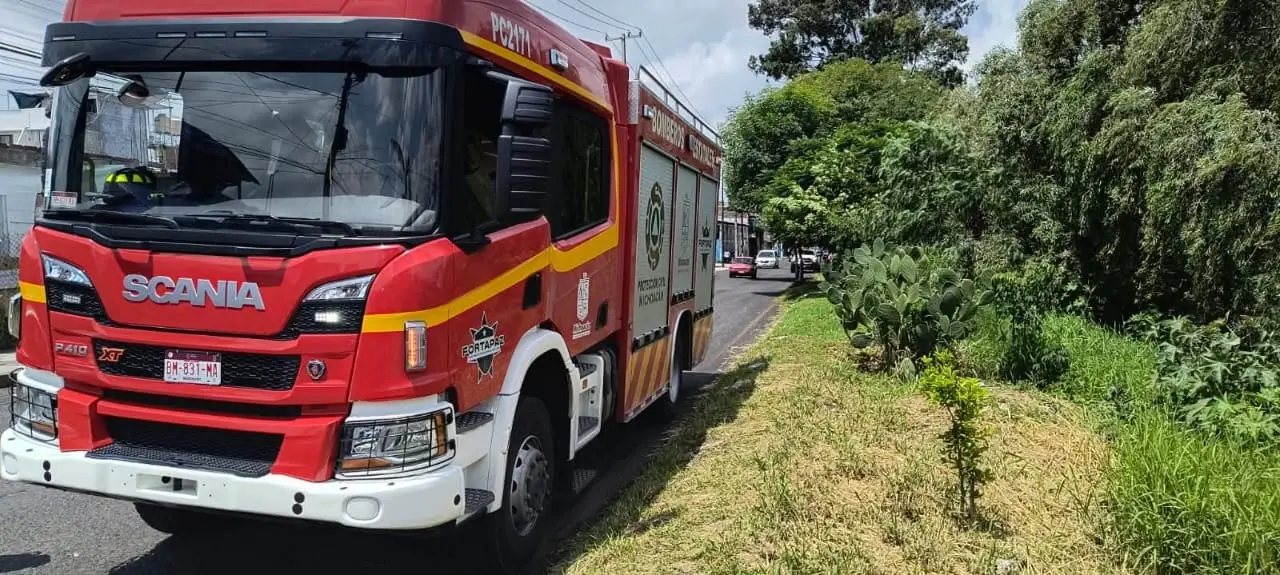 Bomberos rescatan a persona que cayó al Río Grande de Morelia