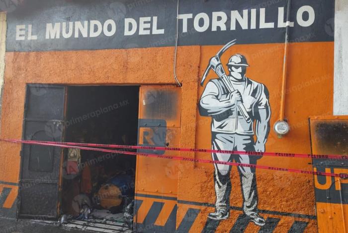 Bomberos sof0can inc3ndio en ferretería de Acuitzio del Canje