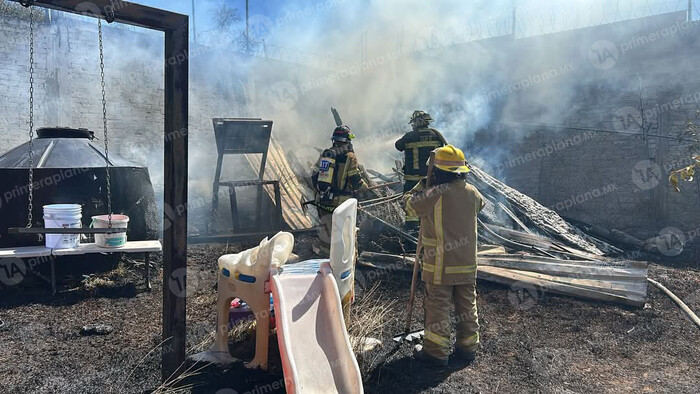 Bomberos sofocan incendio de una casa de madera, en Morelia