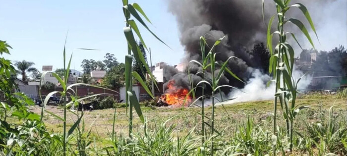 Bomberos sofocan incendio en lote baldío en la colonia Obrera en Morelia