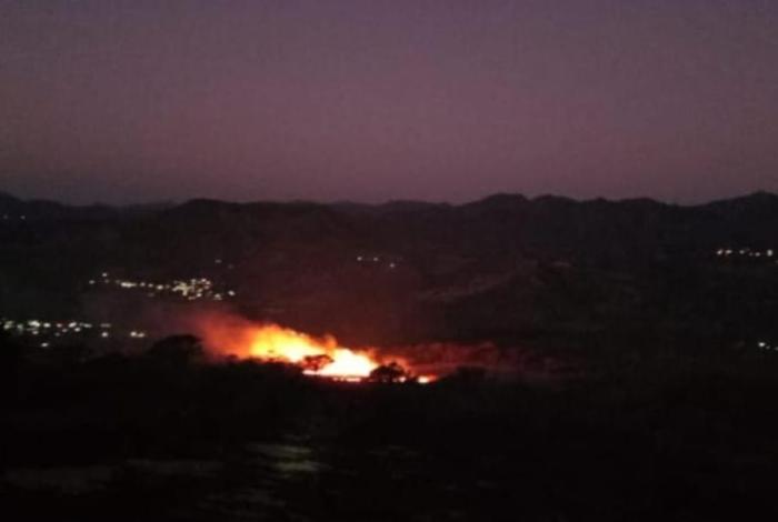 Bomberos sofocan qu3ma de pastizal en la Tuxpan-Zitácuaro