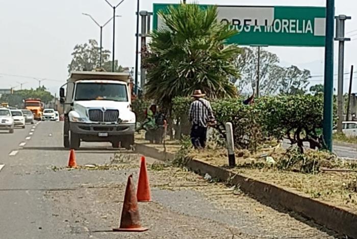 Brigadas de Servicios Públicos intervienen carretera a salida a Quiroga