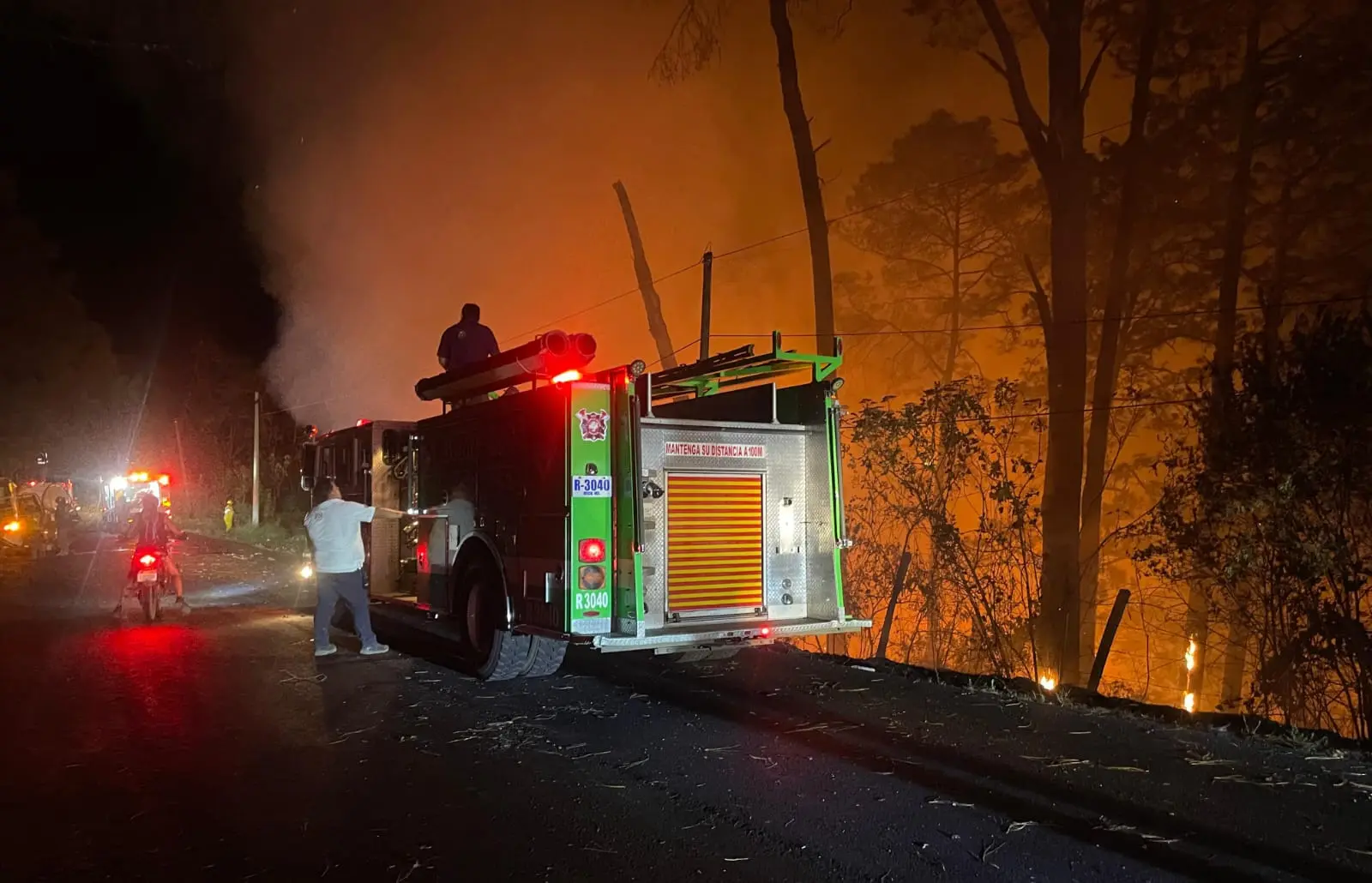 Brigadista muere calcinado al desbarrancar e incendiarse su auto, en la carretera “libre” Uruapan – Lombardía