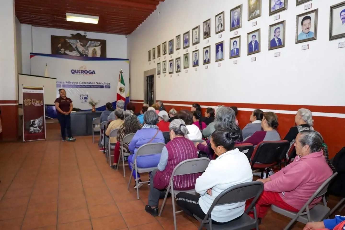 Brinda Gobierno de Quiroga bienestar de las adultas mayores con la conferencia “Envejecer con dignidad”