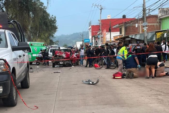 Brutal choque entre camionetas deja un muerto y 5 heridos, en la colonia San Francisco Uruapan