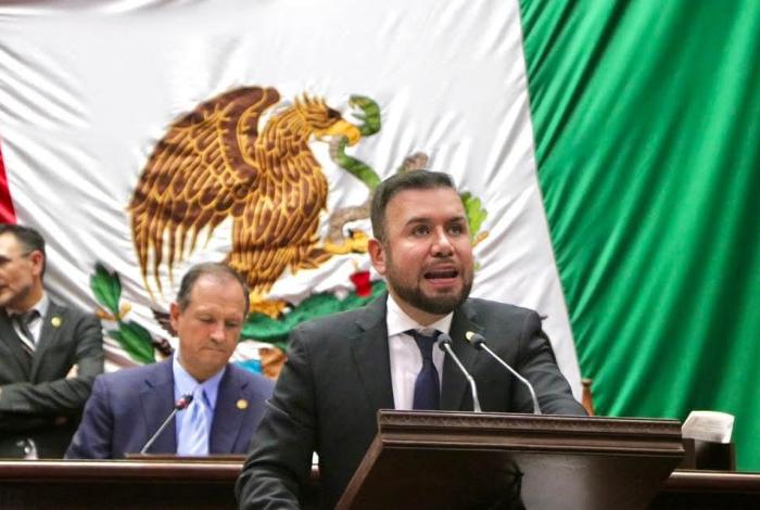 Busca Reyes Galindo oficializar el 24 de enero como el Día del Empleado Municipal en Michoacán