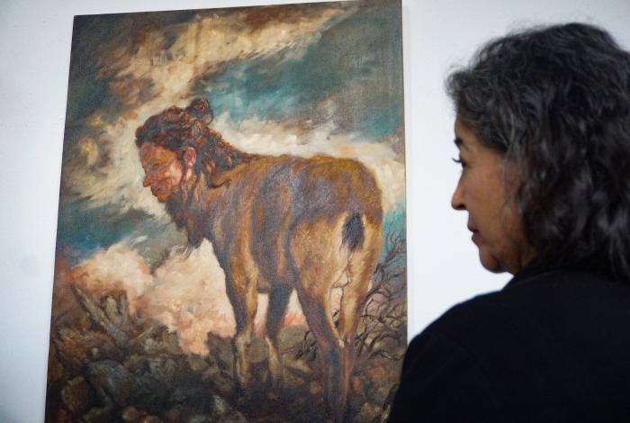 Cabra con rostro de mujer gana salón Estatal de Pintura y Estampa 2025