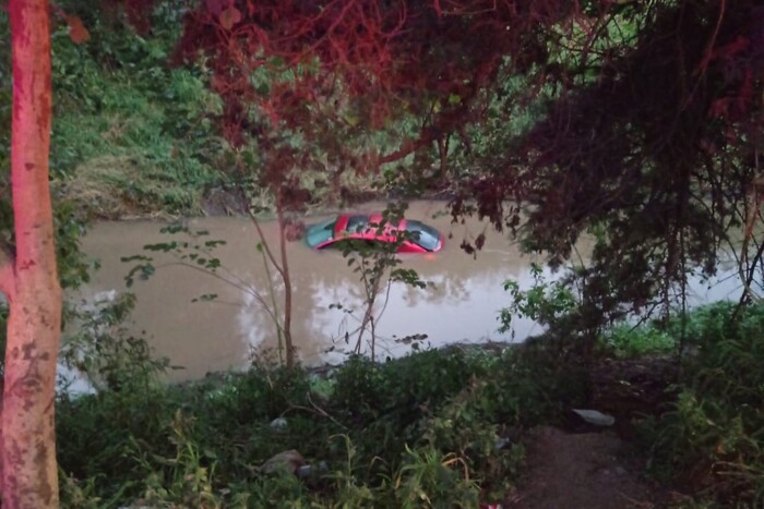 Cae conductora al Río Grande