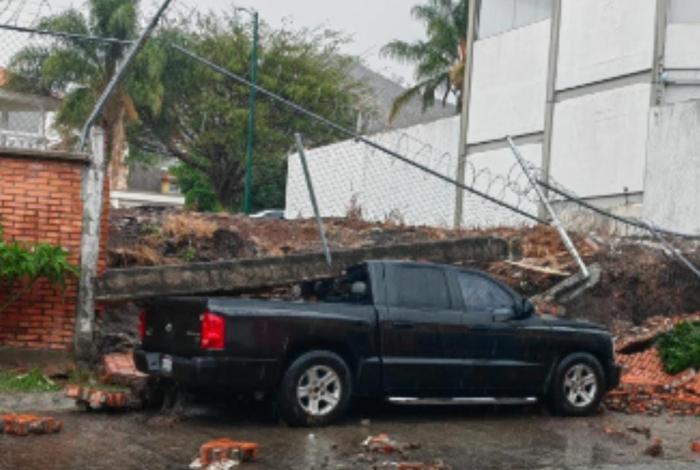 Cae muro perimetral en el Britania sobre dos camionetas