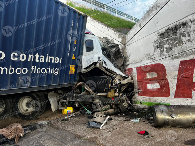 Cae trailer desde la Siglo XXI y bloquea la Coeneo-Huaniqueo