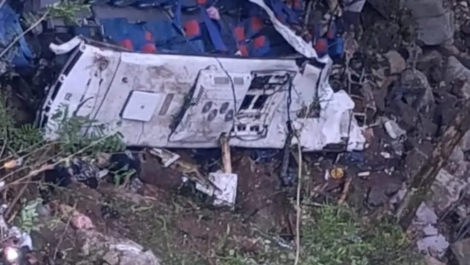 Cae un autobús a barranco, hay 10 estudiantes muertos