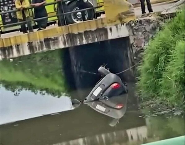 Cae vehículo a canal de agua en la avenida Óscar Chávez